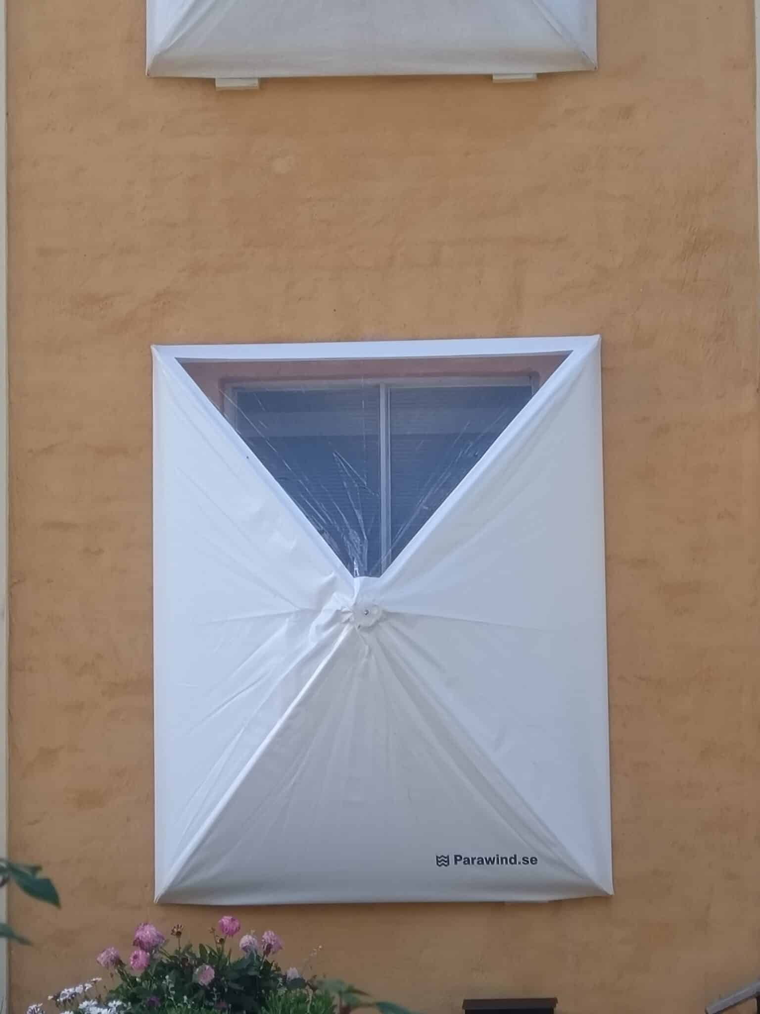 Fönsterparaply med ljusinsläpp
