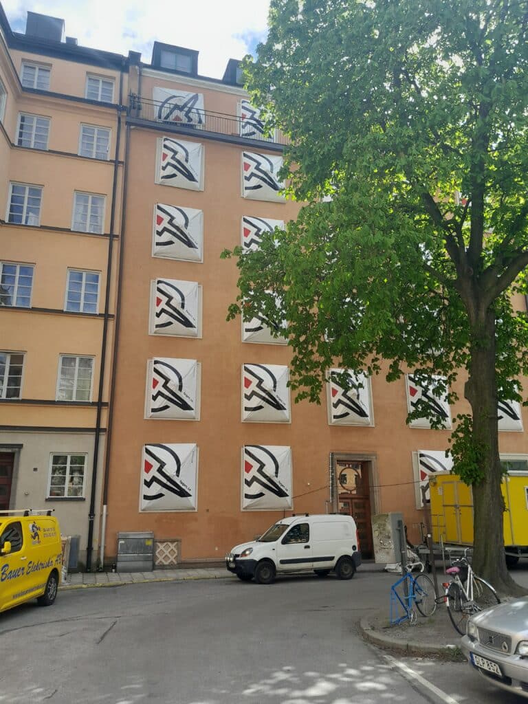Fönsterparaply med logo Bjurholmsplan 33 Stockholm
